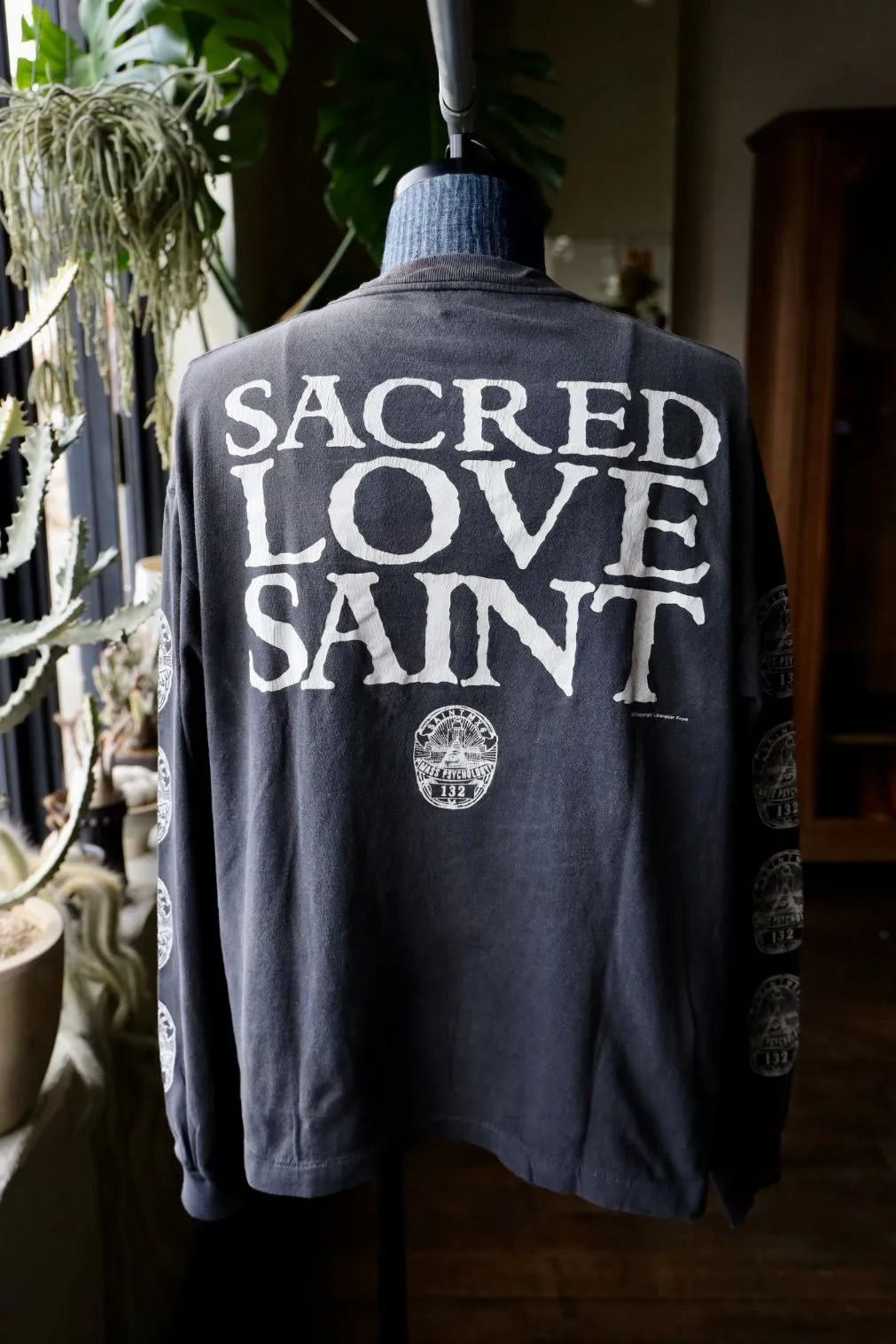 SAINT Mxxxxxx LOVE SAINT LS TEE/BLK LOVE SAINT Big Jesus washed and distressed long sleeves, washed black S-XL, cylindrical cloth Assute dyeing, heavy washing and water fading, pure hand-splashed ink holes, simulated natural fading and old effects, correct version, correct main mark/washed mark/angel anti-counterfeiting label, OEM by domestic top printing factory, top purchasing agent level